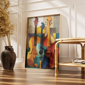 Könnte beinhalten: Abstrakter Kunstdruck mit drei Streichinstrumenten in Orange-, Blau- und Gelbtönen. Das Kunstwerk ist gerahmt und lehnt an einer weißen Wand. Eine dekorative Vase mit getrockneten Pflanzen und ein Bambustisch sind ebenfalls im Bild.
