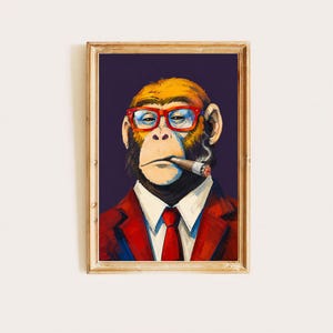Könnte beinhalten: Ein gerahmter Kunstdruck mit dem Gemälde eines Schimpansen in einem roten Anzug, einem weißen Hemd mit Kragen und einer roten Krawatte. Der Schimpanse trägt eine rot umrandete Brille und hält eine brennende Zigarre im Mund vor einem dunkelvioletten Hintergrund.