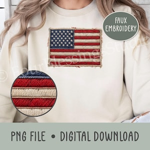 Op de afbeelding: Een crèmekleurig sweatshirt met een rechthoekige afbeelding van de Amerikaanse vlag met een faux borduurtextuur. De vlag heeft een blauw veld met witte sterren en afwisselend rode en beige strepen. Een cirkelvormige inzet toont een close-up van de textuur.
