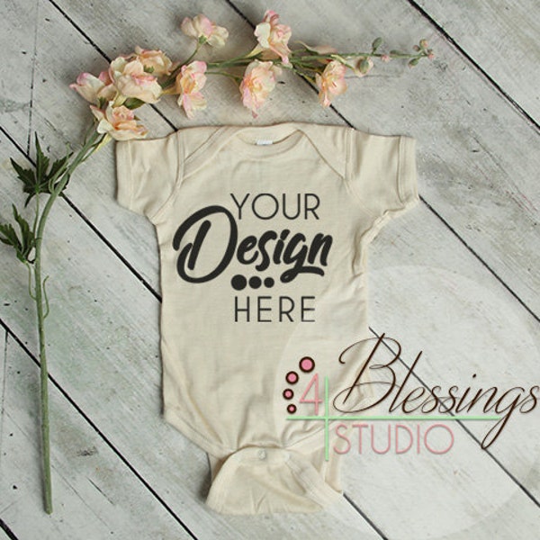 Leere Bodysuit Mockup leere natürlicher Baumwolle Baby Bodysuit Shirt Mockup Bio-Baby Shirt Mockup Baby Bodysuit flach legen Holzes Shabby Chic