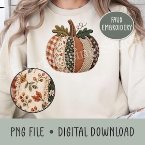 Könnte beinhalten: Ein cremefarbenes Sweatshirt mit einer zentralen Kürbisgrafik, die aus verschiedenen stoffartigen Mustern wie Karos, Blumen und Fischgräten besteht. Ein kreisförmiger Ausschnitt zeigt eine vergrößerte Ansicht des Blumenstoffs. Der Text lautet FAUX EMBROIDERY.