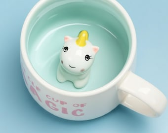 Taza de cerámica con figura oculta en la base. Sorpresa de un lindo animal u objeto en su interior. Un regalo original para disfrutar de bebidas o un toque acogedor para tu escritorio. Taza hecha a mano.