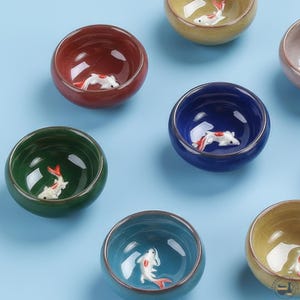 Keramisk Koi-fisk-tekopp med målad fiskdesign inuti, konstnärlig dryckeskärl för hemkök, present, samlarobjekt, 9 färgvariationer tillgängliga
