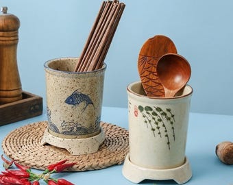 Soporte de cerámica japonesa para utensilios con bandeja de drenaje, organizador de encimera de cocina con diseño de peces koi y sauces. Regalo ideal.
