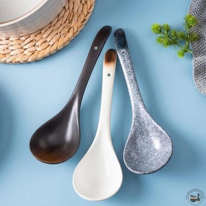 Colher de sopa de cerâmica com cabo longo – utensílio de cozinha doméstico e para fondue, colher minimalista feita à mão para sopas, ensopados e pratos asiáticos.