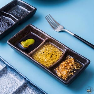 Plato rectangular de cerámica con tres compartimentos, estilo japonés, para salsas y condimentos.