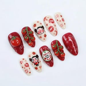 K&ouml;nnte beinhalten: Eine Sammlung von Nagelkunst-Designs mit Tomaten-Thema. Designs umfassen 3D-Tomaten, Tomatenranken, Cartoon-Charaktere, Lippenabdr&uuml;cke und den Text "Tomato Kiss Jam". Die N&auml;gel sind in Rot-, Wei&szlig;- und Beiget&ouml;nen lackiert.