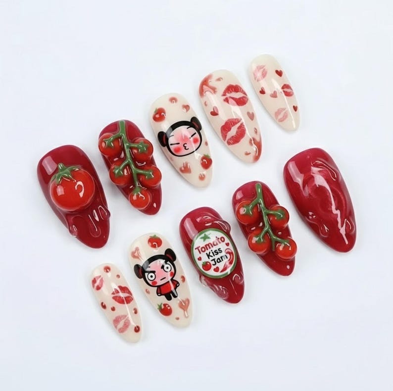 K&ouml;nnte beinhalten: Eine Sammlung von Nagelkunst-Designs mit Tomaten-Thema. Designs umfassen 3D-Tomaten, Tomatenranken, Cartoon-Charaktere, Lippenabdr&uuml;cke und den Text "Tomato Kiss Jam". Die N&auml;gel sind in Rot-, Wei&szlig;- und Beiget&ouml;nen lackiert.
