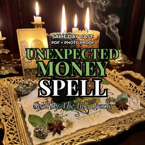 Op de afbeelding: Een gouden dienblad met een thema van een geldbedel. Het dienblad bevat kaarsen, een tarotkaart, kristallen, kruiden en de tekst "UNEXPECTED MONEY SPELL". De tekst "SAME DAY CAST PDF + PHOTO PROOF" is ook zichtbaar.