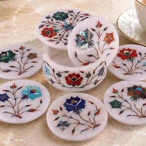 Handgjort underläggsset med vit marmorinlägg och hållare, teunderlägg med blommig sten, lyxiga drinkunderlägg presentset