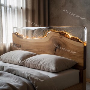 Puede incluir: Cabecero de cama de madera con una parte superior de resina transparente, incrustada con detalles dorados. El cabecero está hecho de madera natural con vetas visibles. La cama está hecha con ropa de cama de color neutro.
