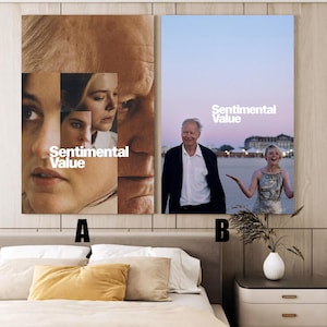 Könnte beinhalten: Zwei gerahmte Poster, beschriftet mit A und B, hängen über einem Bett. Poster A zeigt eine Collage von Gesichtern mit dem Text "Sentimental Value". Poster B zeigt einen Mann und eine Frau am Strand mit demselben Text. Die Poster sind an einer Wand in neutralen Tönen angebracht.