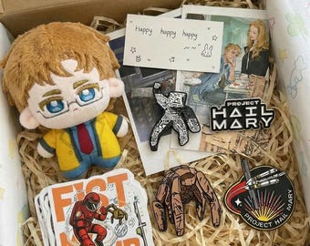 Set regalo con bambola Grace del progetto Hail Mary / Peluche da 10 cm + spille