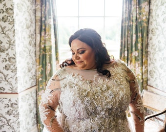 Katie: Maßgeschneidertes Brautkleid aus Spitze und Tüll mit bestickten Ärmeln und abnehmbarer Schleppe