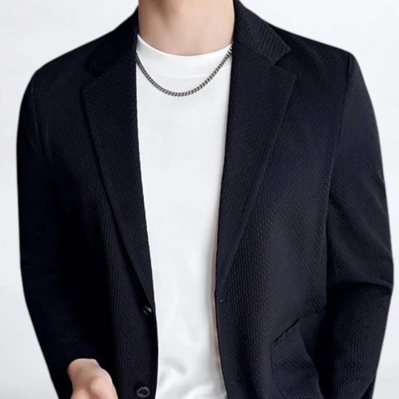 Lightweight Casual Blazer | Summer Suit Jacket | Modern Smart Outfit | Versatile Streetwear Style

summer suit jacket with clean tailoring and button closure