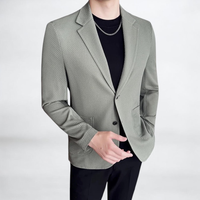 Lightweight Casual Blazer | Summer Suit Jacket | Modern Smart Outfit | Versatile Streetwear Style

summer suit jacket with clean tailoring and button closure