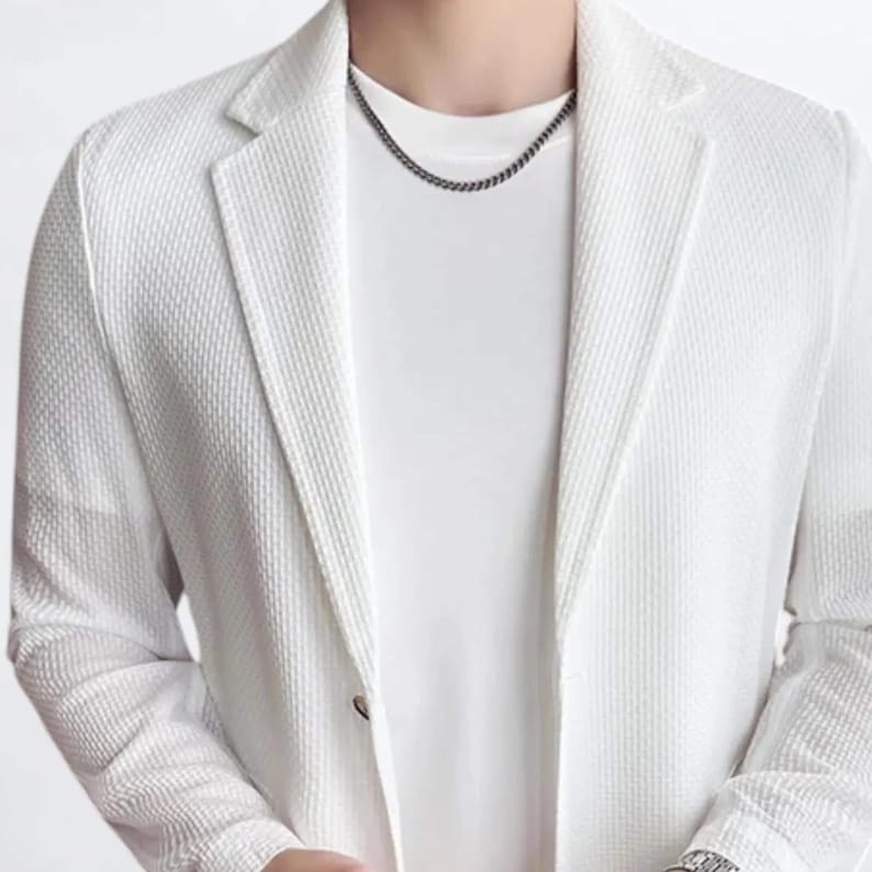 Lightweight Casual Blazer | Summer Suit Jacket | Modern Smart Outfit | Versatile Streetwear Style

summer suit jacket with clean tailoring and button closure
