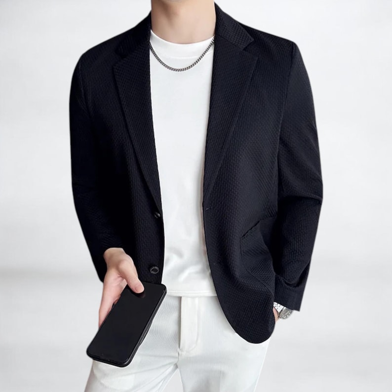 Lightweight Casual Blazer | Summer Suit Jacket | Modern Smart Outfit | Versatile Streetwear Style

summer suit jacket with clean tailoring and button closure