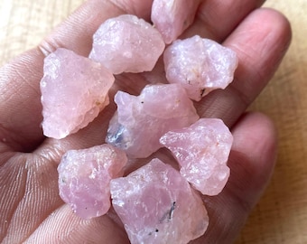 Lot de 8 gros cristaux de quartz rose naturel brut (15-20 mm) pour la fabrication de bijoux et la recherche en énergie de guérison.