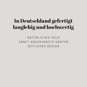 Peut inclure: Fond beige clair avec texte noir. Le texte dit "In Deutschland gefertigt langlebig und hochwertig" et en dessous "NAT&Uuml;RLICHES HOLZ, SANFT ABGERUNDETE KANTEN, ZEITLOSES DESIGN."
