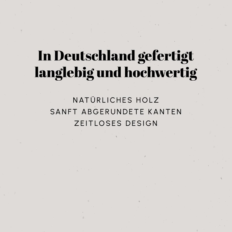 Peut inclure: Fond beige clair avec texte noir. Le texte dit "In Deutschland gefertigt langlebig und hochwertig" et en dessous "NAT&Uuml;RLICHES HOLZ, SANFT ABGERUNDETE KANTEN, ZEITLOSES DESIGN."