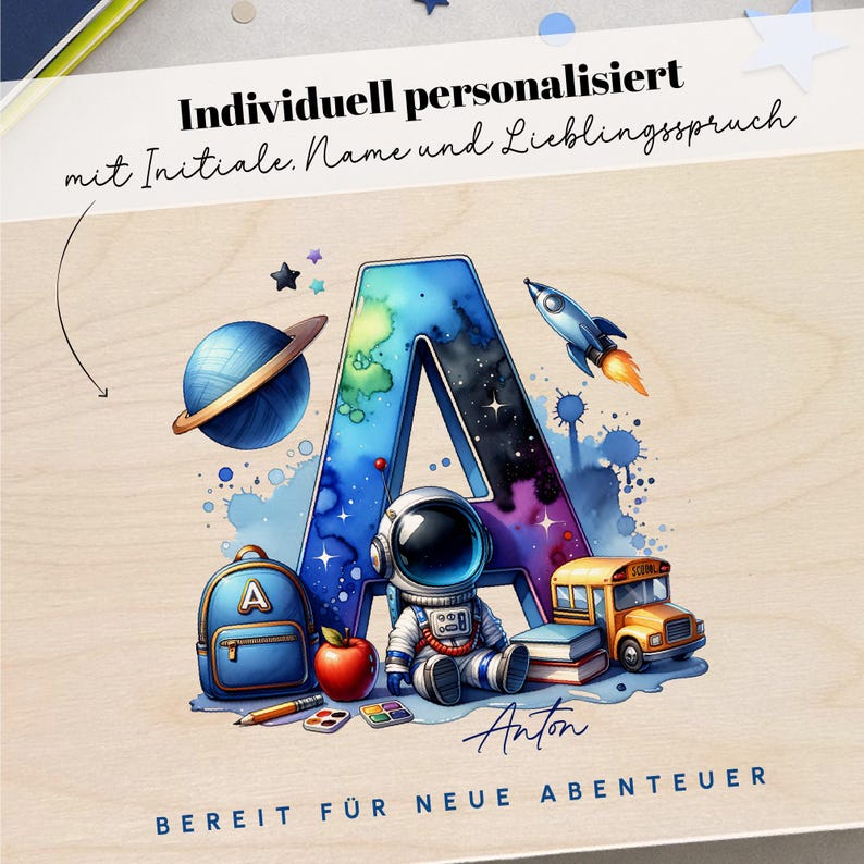 Peut inclure: Plaque en bois personnalis&eacute;e avec un th&egrave;me spatial. Elle pr&eacute;sente une grande lettre "A", une plan&egrave;te, une fus&eacute;e, un astronaute, un bus scolaire et le nom "Anton". Le texte "PR&Ecirc;T POUR DE NOUVELLES AVENTURES" est en bas.