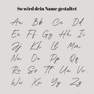Peut inclure: Un fond beige avec le texte "So wird dein Name gestaltet" en noir. En dessous, l'alphabet est affich&eacute; dans une police cursive, chaque lettre de A &agrave; Z &eacute;tant pr&eacute;sent&eacute;e dans un style manuscrit. Les lettres sont en noir.