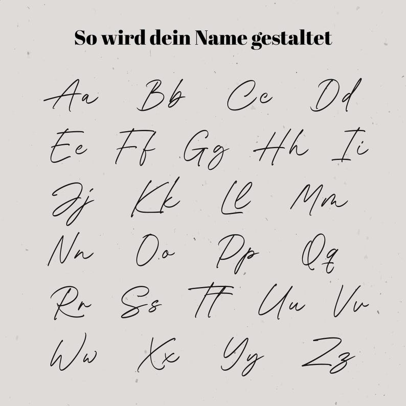 Peut inclure: Un fond beige avec le texte "So wird dein Name gestaltet" en noir. En dessous, l'alphabet est affich&eacute; dans une police cursive, chaque lettre de A &agrave; Z &eacute;tant pr&eacute;sent&eacute;e dans un style manuscrit. Les lettres sont en noir.