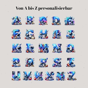 Peut inclure: Un alphabet complet, de A &agrave; Z, est pr&eacute;sent&eacute; dans une grille. Chaque lettre est d'un bleu vif, orn&eacute;e d'images sur le th&egrave;me de l'espace, comme des astronautes, des plan&egrave;tes et des livres. Le texte "Von A bis Z personalisierbar" est en haut.