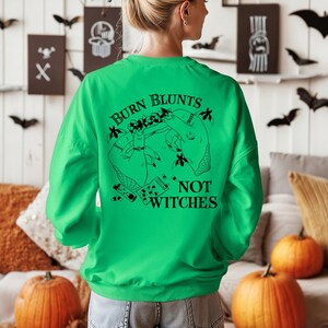 Burn Blunts Not Witches Suéter / 420 Halloween Merch / Stonergirl Witch / Stonergirl Merch / Pot Head Estética / Weed Witch Sweater