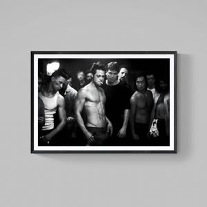 Könnte beinhalten: Ein Set aus drei Keramikbechern mit gesprenkelter, matter Oberfläche. Die Becher sind in Creme-, Hellgrau- und Dunkelgrautönen gehalten. Jeder Becher hat ein schlichtes, modernes Design und einen abgerundeten Henkel.