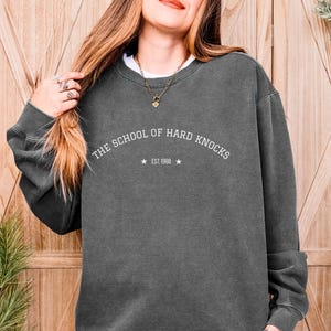 The School of Hard Knocks Sweatshirt, Jahrgang 1988, Rundhalsausschnitt im Vintage-Stil