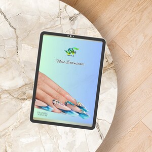 Può includere: Un tablet digitale mostra un manuale di formazione per le extension delle unghie. La copertina presenta una mano con unghie lunghe e decorate nei toni del blu, rosa e argento. È visibile anche il testo "Sha Nails" e "Extension delle unghie".