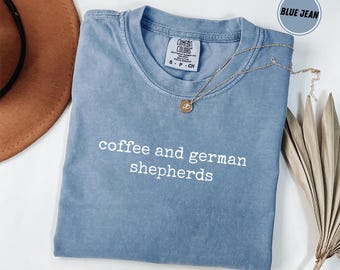 Camiseta Comfort Colors® Café y Pastor Alemán: Camiseta para mamá de perro, Camiseta para amante de los perros