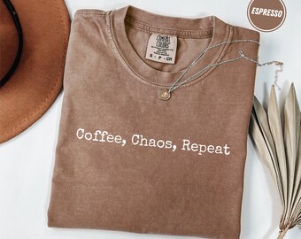 Comfort Colors® Kaffe Kaos Upprepa T-shirt, Mamma Liv T-shirt, Vardagshumor T-shirt, Rolig Föräldrat-T-shirt, Gåva för Mammor som Älskar Kaffe