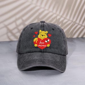 Cappellino da baseball ricamato Winnie the Pooh Bee Mine, cappello da papà lavato con cuore d'amore e ape d'epoca, cappellino basso con orso retrò per San Valentino