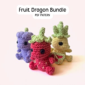 Pacchetto di schemi per realizzare all'uncinetto un drago di frutta amigurumi: 3 piccoli draghi in formato PDF, fragola, uva e ananas.