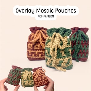 Może przedstawiać: Tekst Overlay Mosaic Pouches PDF Pattern znajduje się nad trzema większymi szydełkowanymi woreczkami ze sznurkiem w kolorach bordowym i beżowym, zielonym i beżowym oraz bordowym i zielonym. Na pierwszym planie trzymane są trzy mniejsze woreczki.