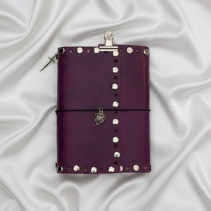 Handgefertigtes A6 Statement Lederbuch | Nieten & Stickerei | Limitiert