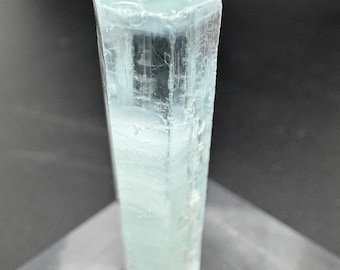 Ejemplar hexagonal de cristal de aguamarina natural – Skardu, Pakistán, piedra natal de marzo