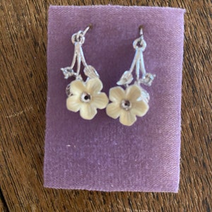 vintage flower earings cream lily dangle earrings