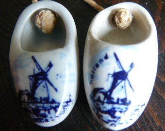 lucky clogs on a string from holland tourism holiday collectors porcelain colbalt blue shoes