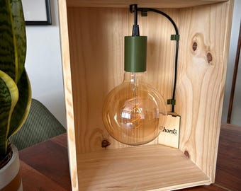 Handgefertigte Lampe aus Weinkiste mit Gravur | Handgemachte Tischleuchte Holz | Vintage Industrie Design Lampe | Geschenk für Weinliebhaber