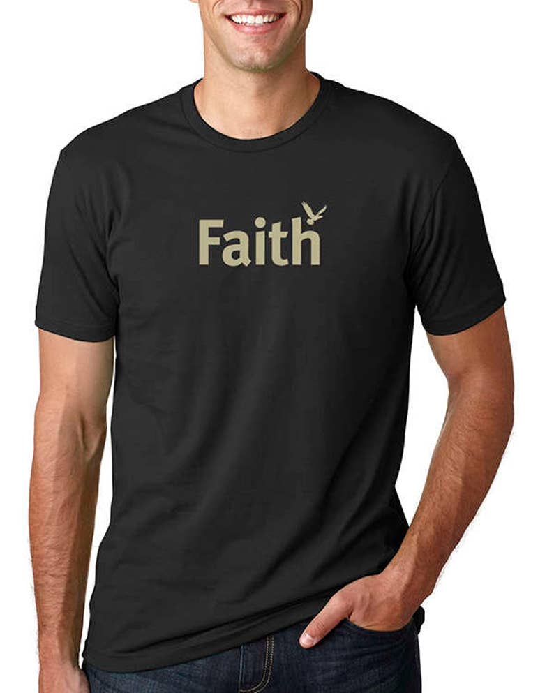 Peut inclure: T-shirt noir avec un graphique beige d'un oiseau et le mot "Faith".