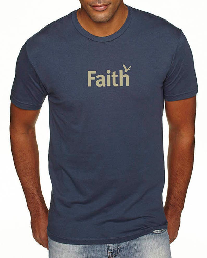 Peut inclure: Un t-shirt bleu marine avec le mot "Faith" imprim&eacute; en beige avec un petit oiseau graphique au-dessus du mot.