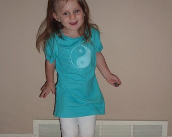 Girls Ski Snowboard T-Shirt: Snowflake Design, Combed Cotton