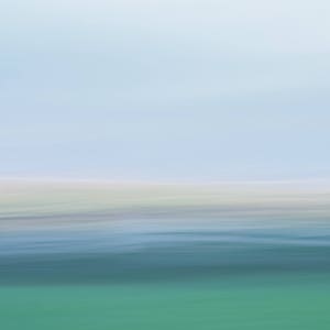 Könnte beinhalten: Abstrakter Hintergrund mit einem Farbverlauf von Hellblau, Weiß und Grün. Die Farben sind verschwommen und miteinander vermischt, was einen weichen und verträumten Effekt erzeugt.