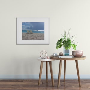 Deux chaises de plage au bord de la mer | Photographie d'art | Impression de photographie d'art, carte de voeux | Décoration d'intérieur | Bleu, blanc, sable