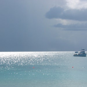 Paesaggio marino caraibico / Fotografia artistica / Stampa o biglietto di auguri / Arredamento per la casa / Blu / Barca per immersioni / Cielo drammatico / sole sull'acqua