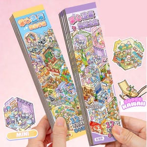 Puede incluir: Dos pilas de pegatinas coloridas con ilustraciones detalladas de escenas en miniatura. Una pila tiene la parte superior amarilla, la otra morada. Cada paquete de pegatinas presenta texto en un idioma extranjero e incluye imágenes pequeñas y detalladas.